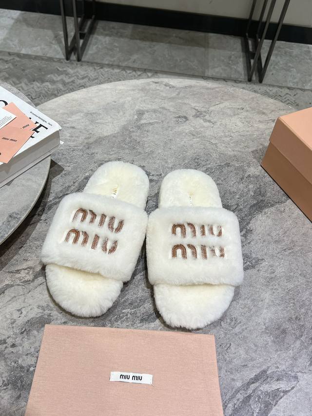 Miu Miu 缪缪24Ss新款刺绣羊毛拖鞋 欧洲进口a级羊毛 与原版一致满鞋全部采用纯羊毛 鞋面和垫脚logo采用混种羊皮 大底与原版一样的tpu材质底片耐磨